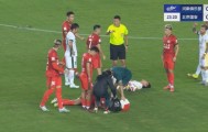 惊险！阿卜杜肉苏力、林良铭头碰头双双倒地，二人休整后回到比赛
